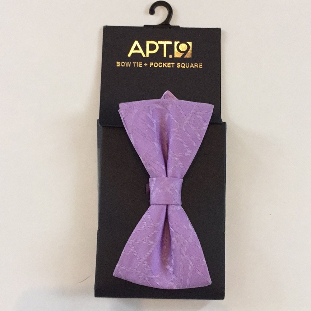 New with tags MATCHING bow tie & pocket square set