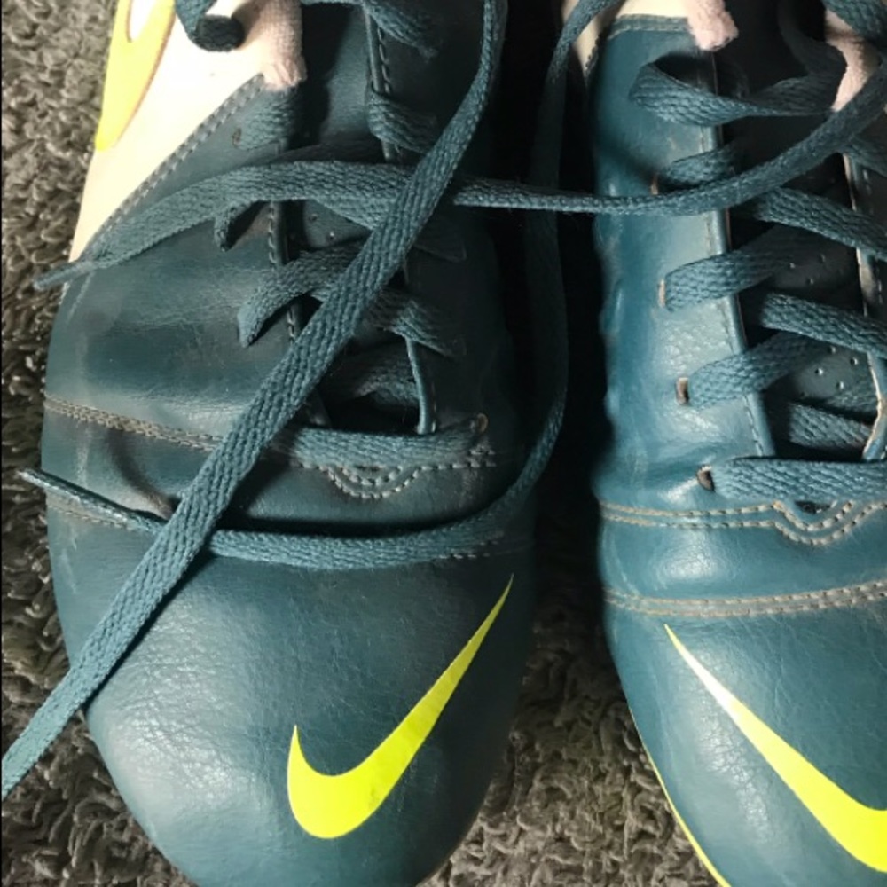 Soccer cleats tiempo