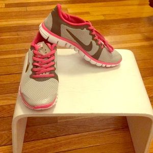 NWT Nike Free 3.0 Women’s running shoes 7 pink