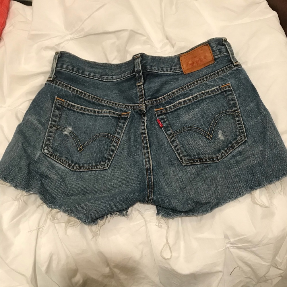 Levi’s distresses shorts