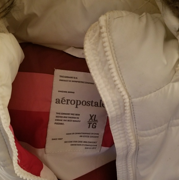 White vest with fur around the hood - Picture 2 of 3