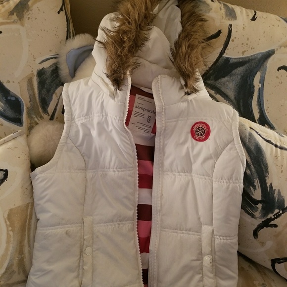White vest with fur around the hood - Picture 3 of 3