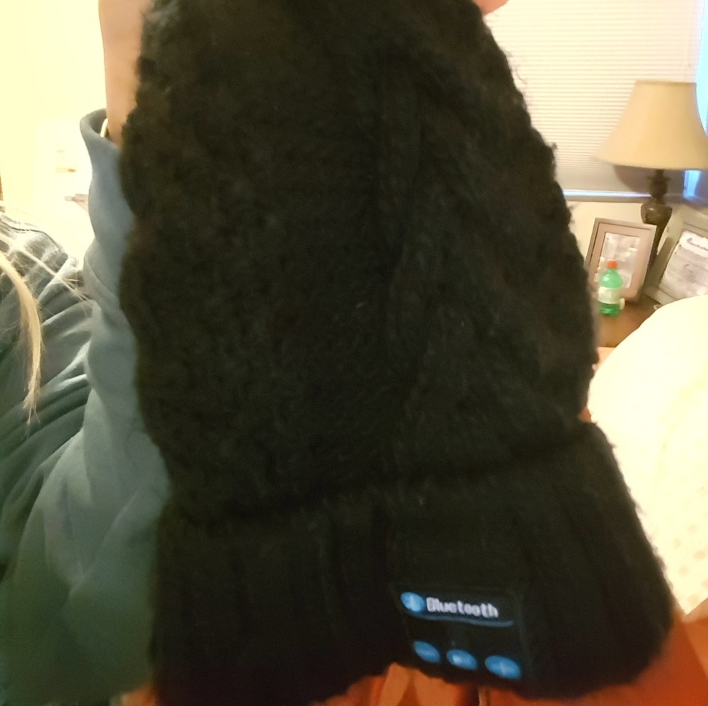 Black Bluetooth winter hat