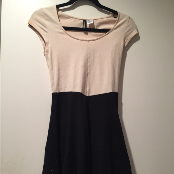 Divided Short Sleeve Dress. Size 4. NWOT! - Picture 4 of 6