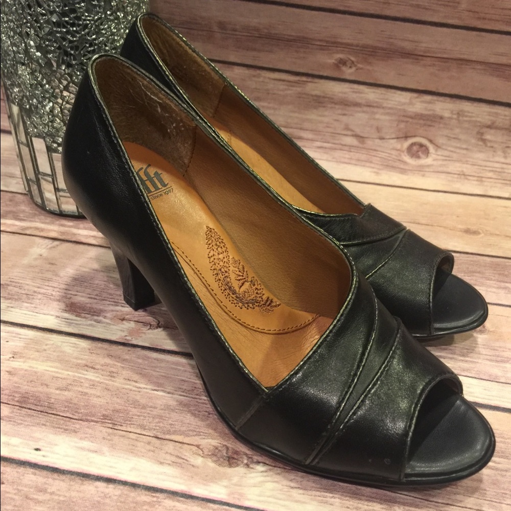 Söfft Black Leather Open Toe Shoes