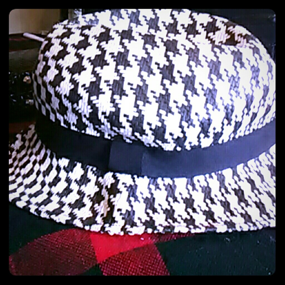 Fashionable houndstooth hat