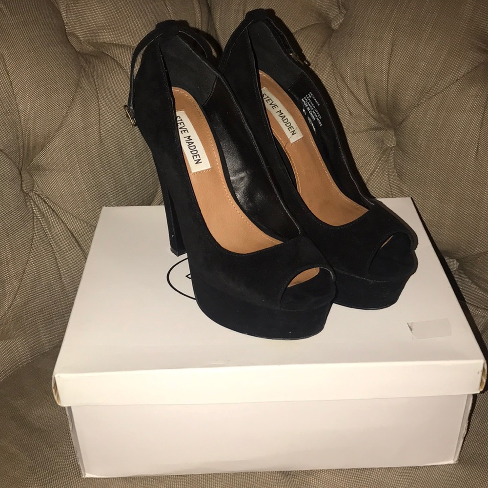 Ankle strap suede pumps