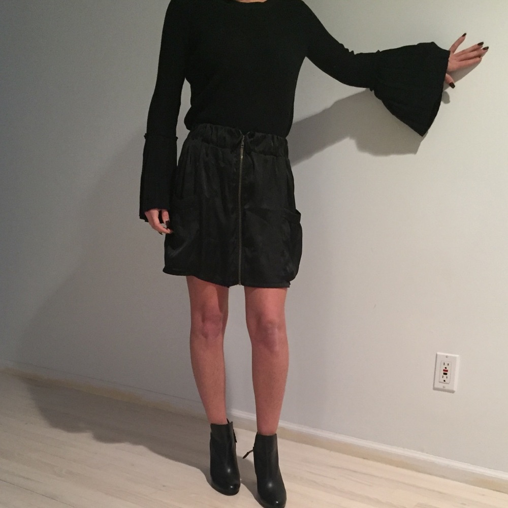 Black Pocketed Zipper Skirt. Size S.