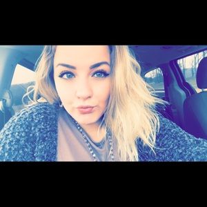 Meet your Posher, Hallie