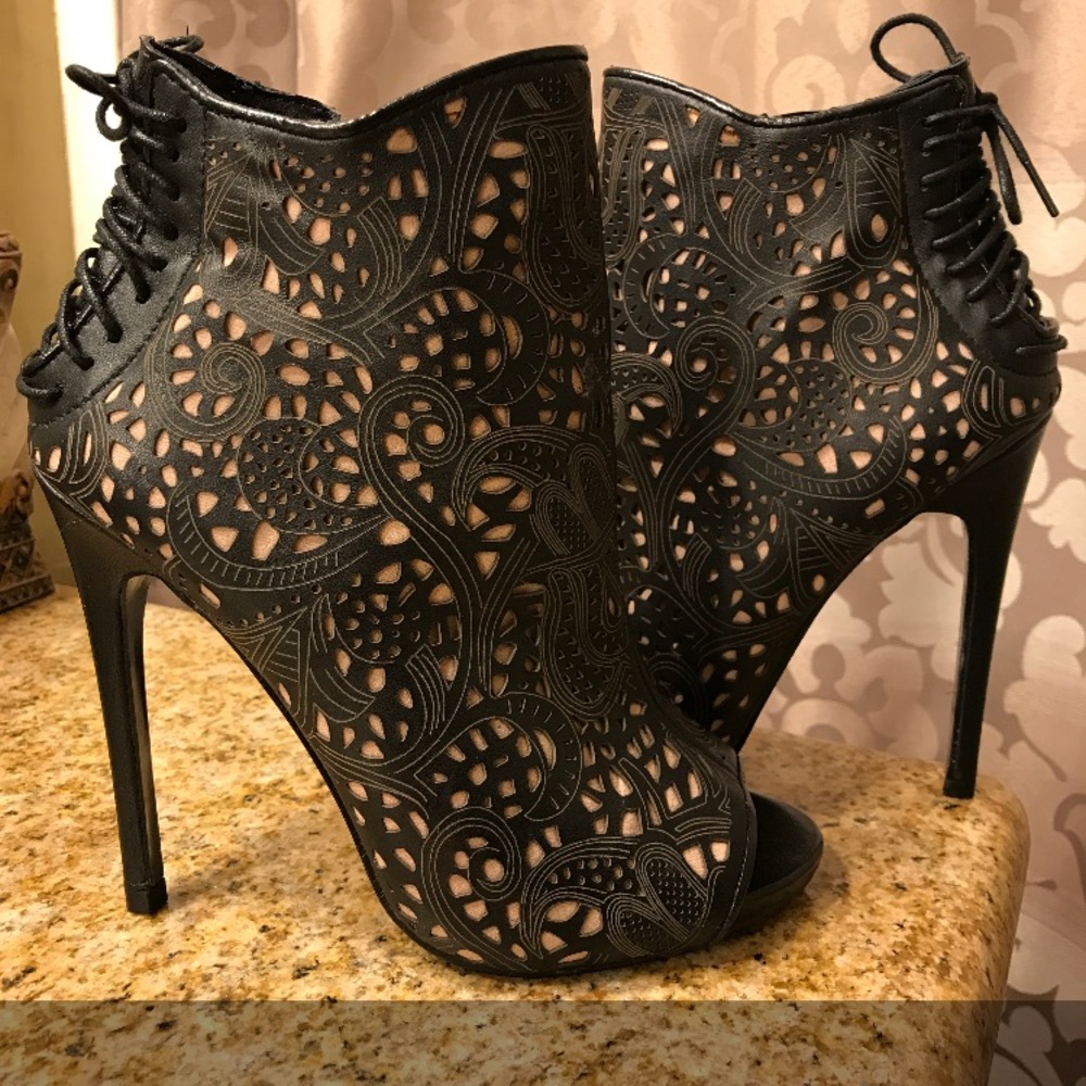Steve Madden Black Booties Sz. 6