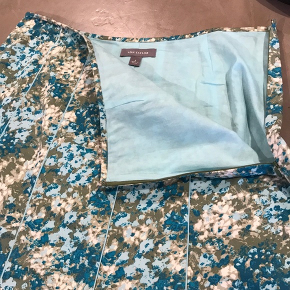 Like new skirt from Ann Taylor - Picture 3 of 4