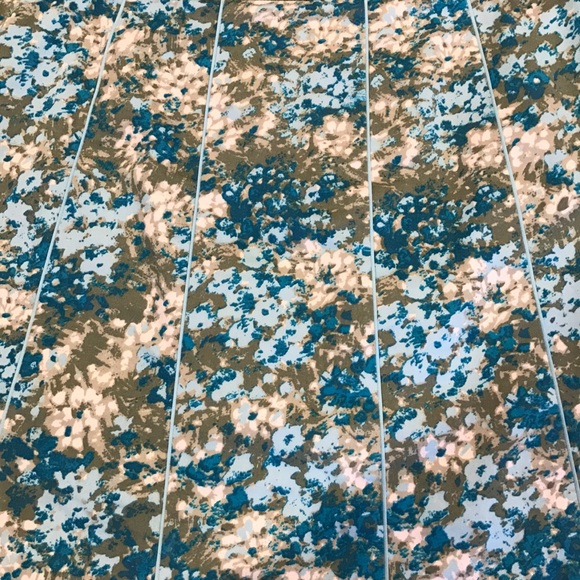 Like new skirt from Ann Taylor - Picture 4 of 4