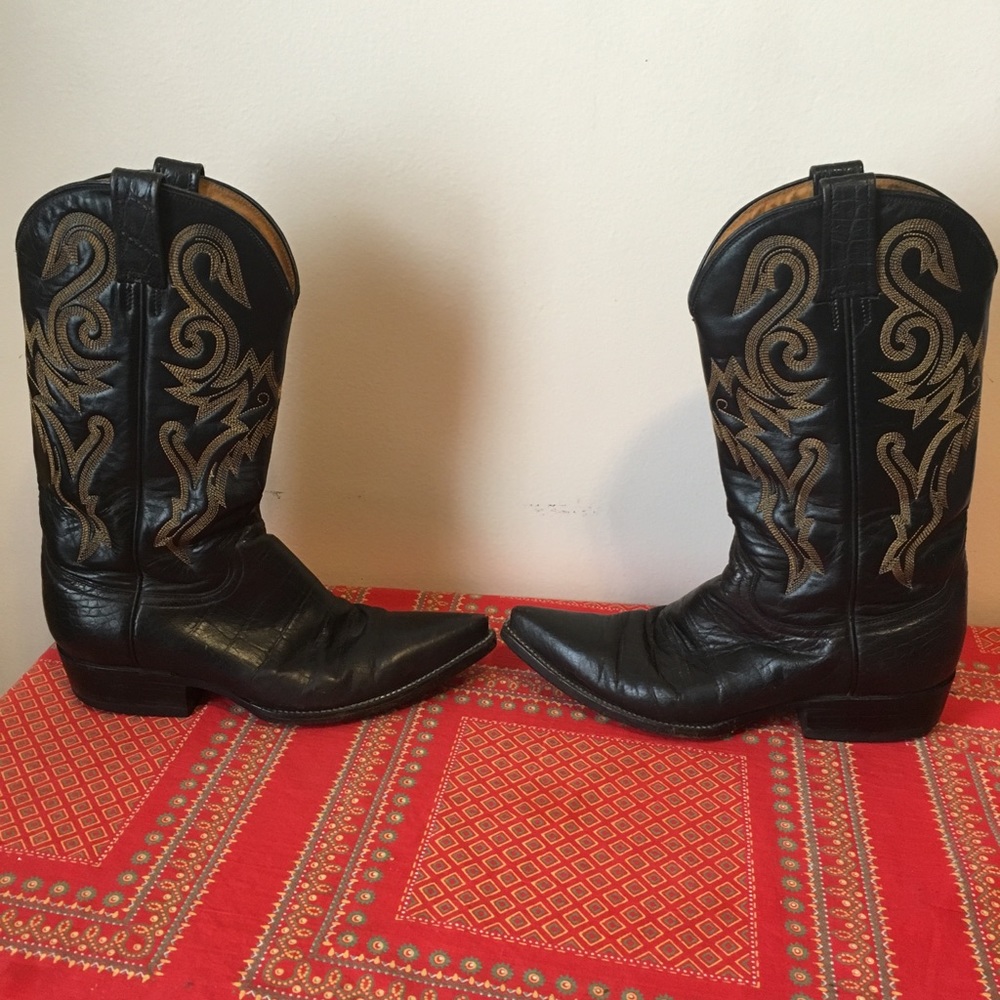 Cowboy Boots. Noted 26 1/2 inside boot. Harness.
