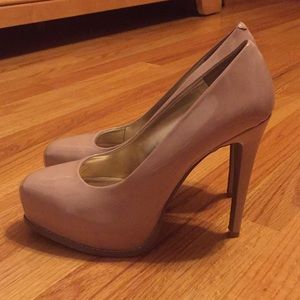 Nude pumps