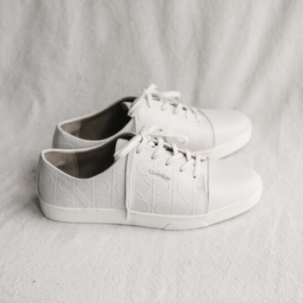 💕 Calvin Klein White logo sneakers 9.5