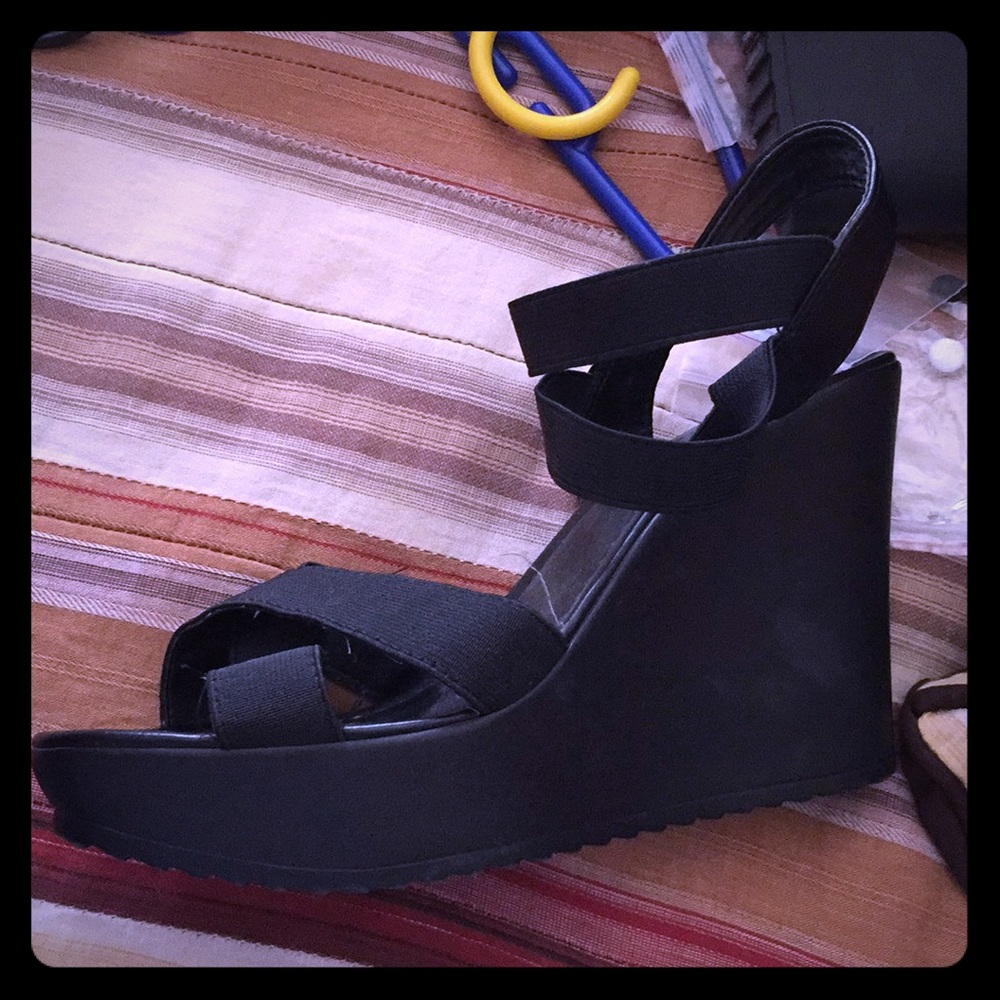 Black wedges