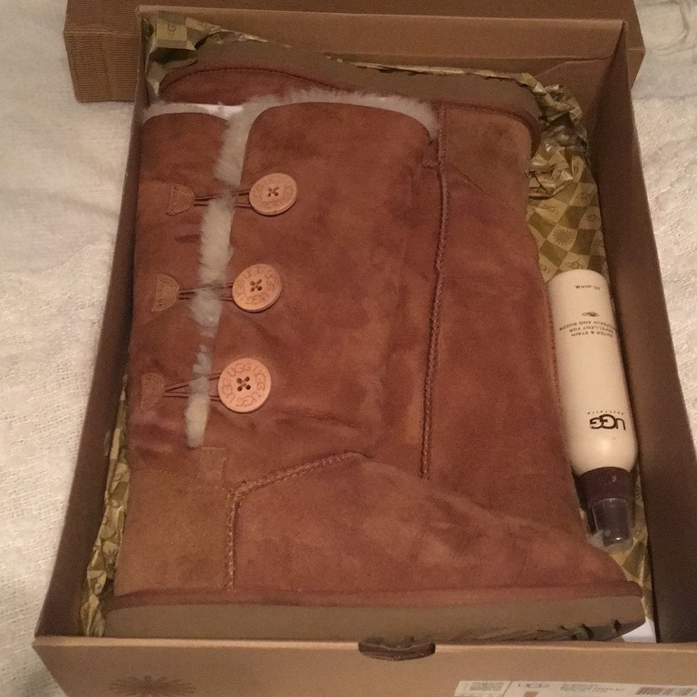 UGG Bailey Button
