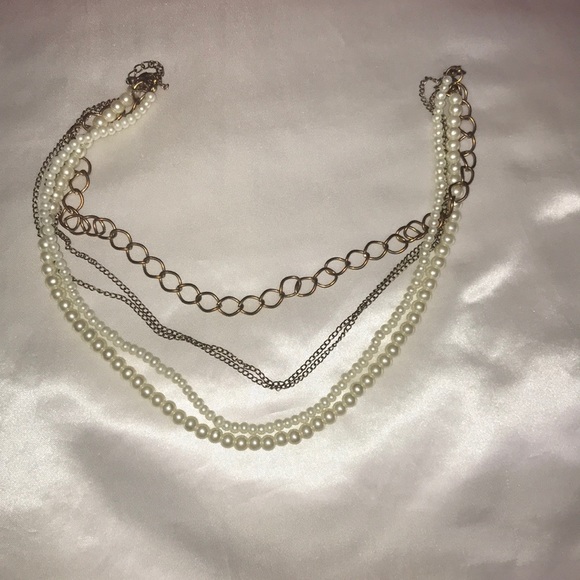 Faux pearl and gold necklace - Picture 1 of 1