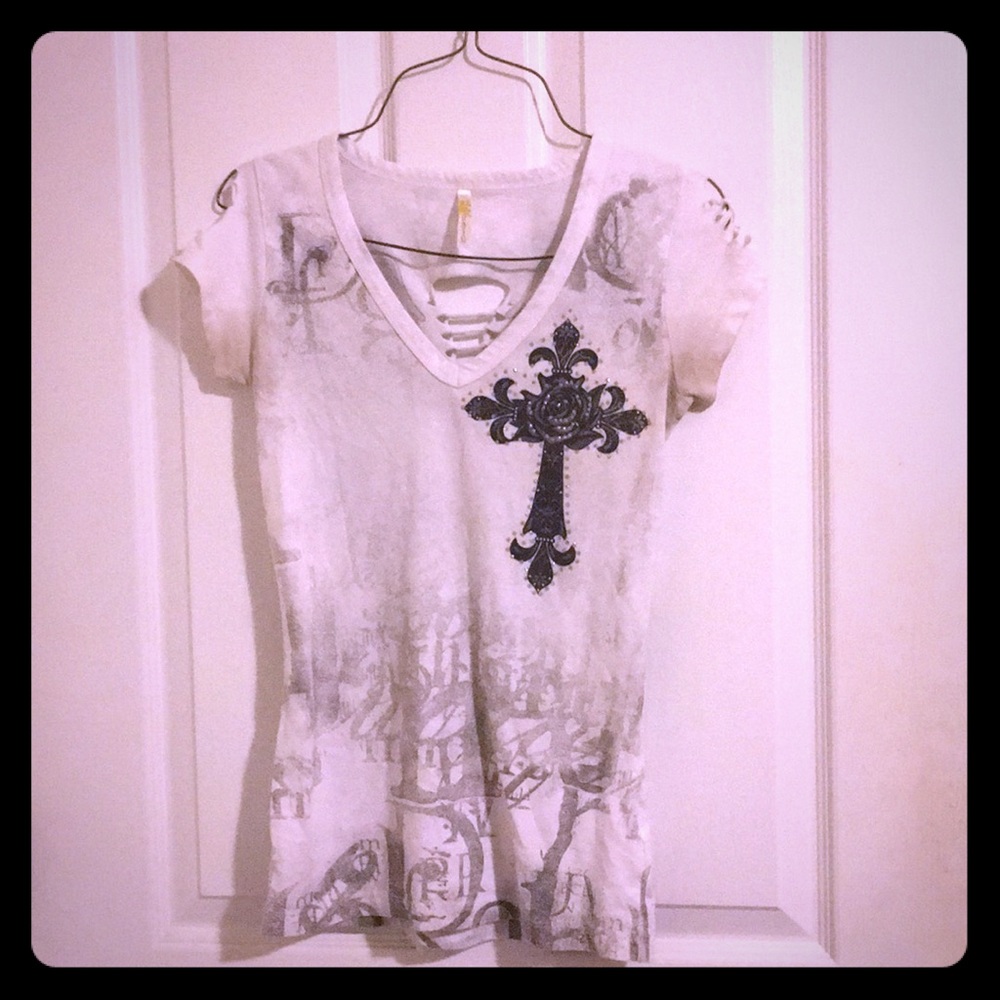 White angel wing v-neck T-shirt