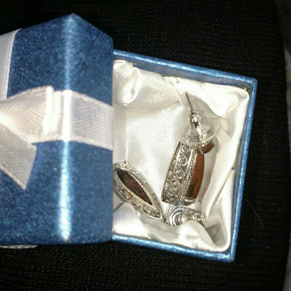 earrings, new never worn