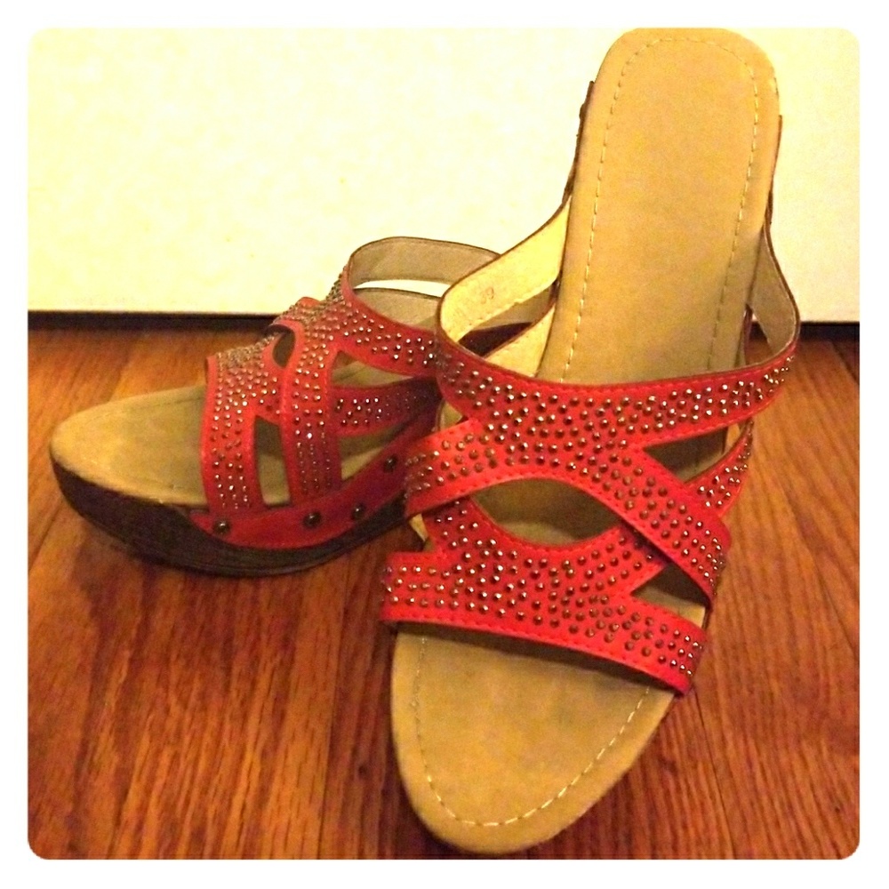 9 Red wedges w/ pewter studs