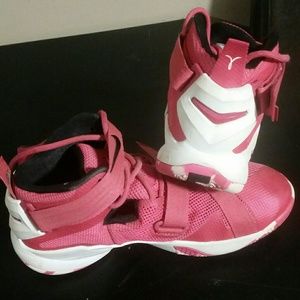 Lebron soldiers girls 6 1/2 excellent condition