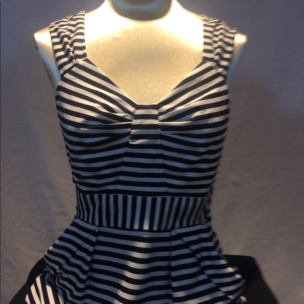 { Sophia Christina } Size 8 BLK & WHT stripe