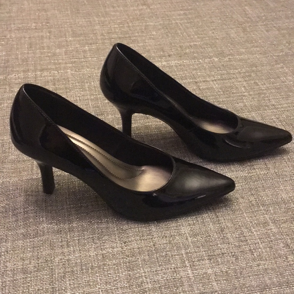 Black patent leather pumps