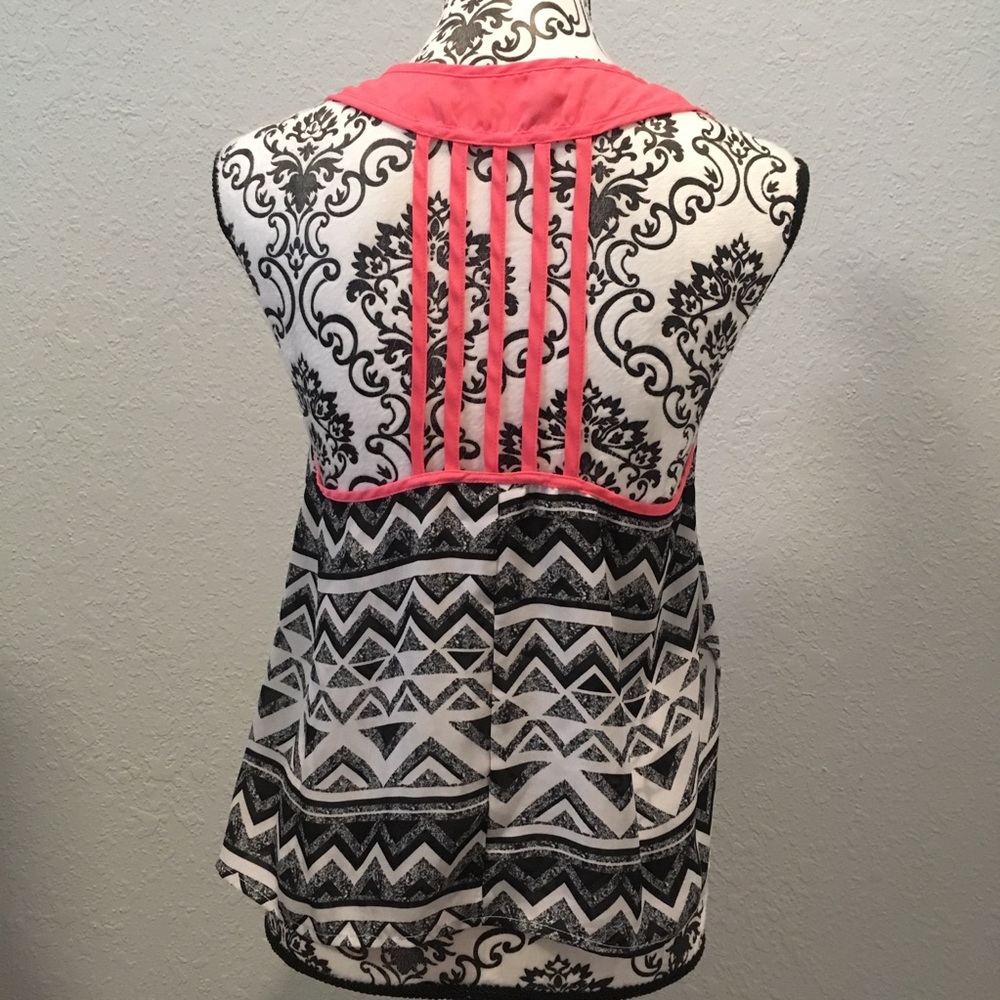 Fun patterned tank - Picture 2 of 4