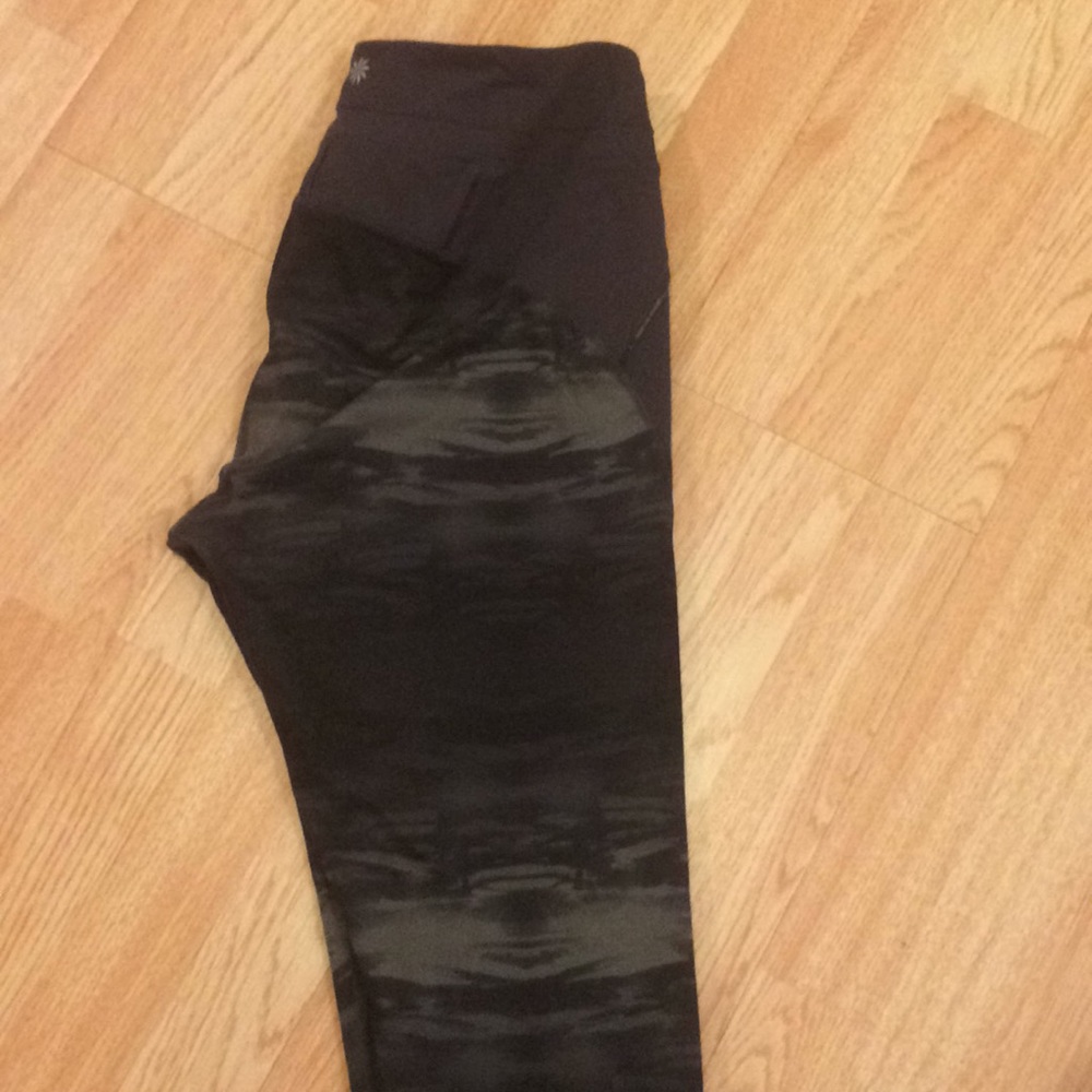 Athleta Capri pants gray black print XL