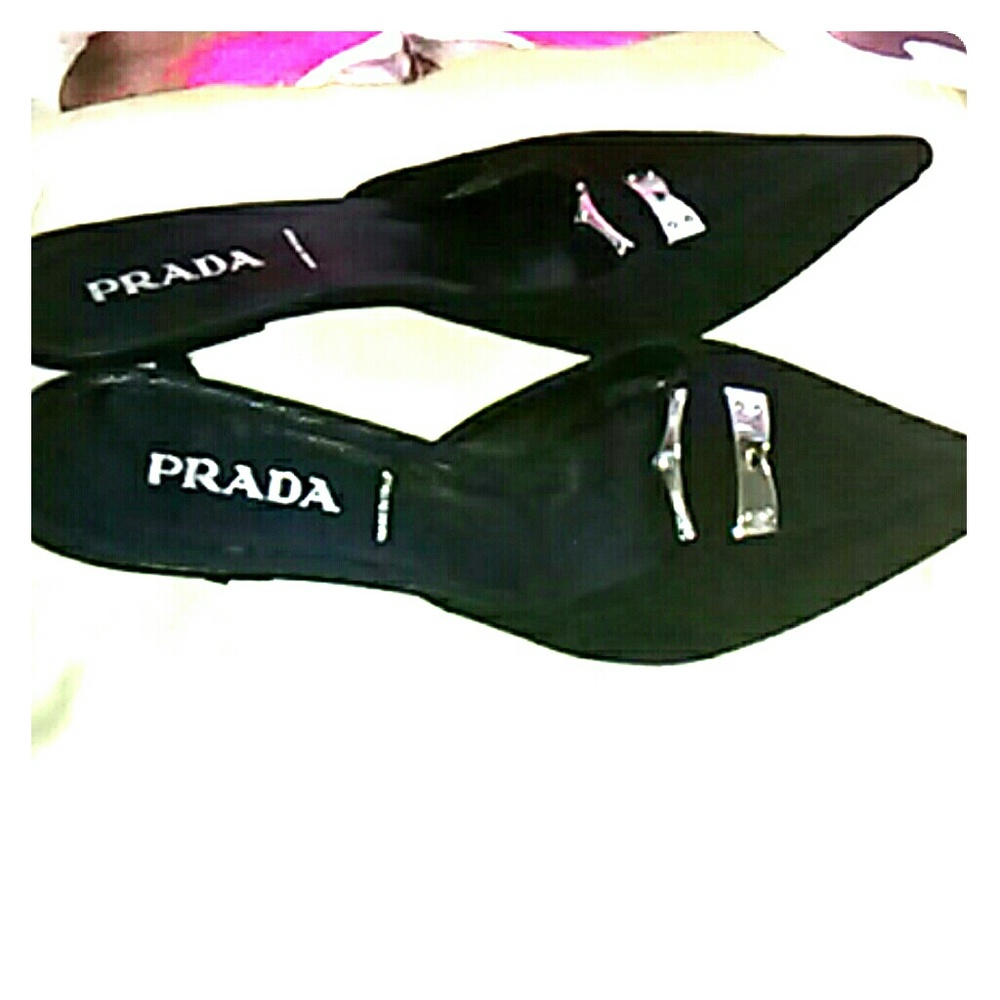 Sexy blk Prada kitten heels in suede!