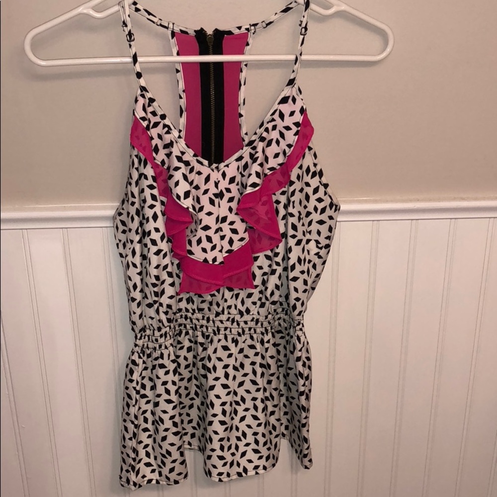 White n fuschia diamond shape detail top