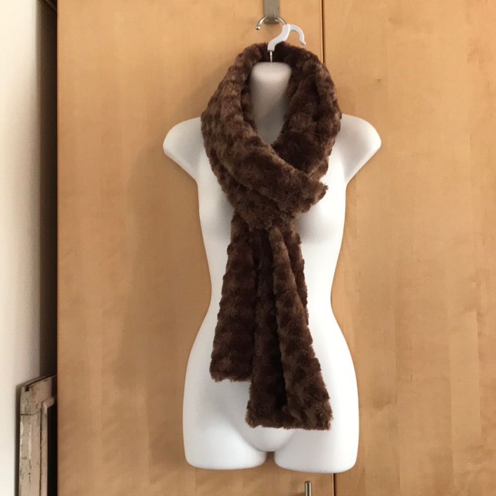 Looks like a mink stole - Picture 2 of 4