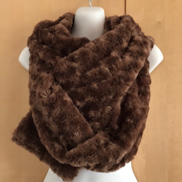 Accessories - Looks like a mink stole