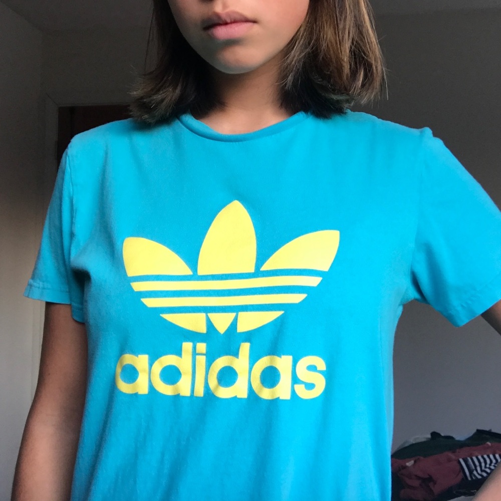 BASIC ADIDAS LIGHT BLUE AND YELLOW T-SHIRT