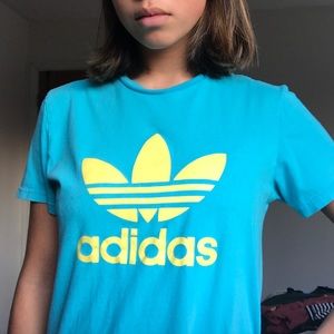 BASIC ADIDAS LIGHT BLUE AND YELLOW T-SHIRT