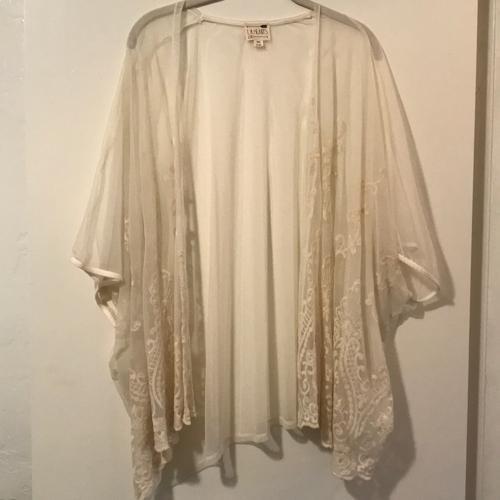 Sheet kimono with lace floral detail