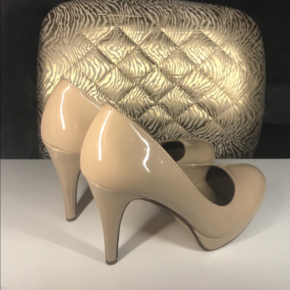 Nude-Beige Pumps!