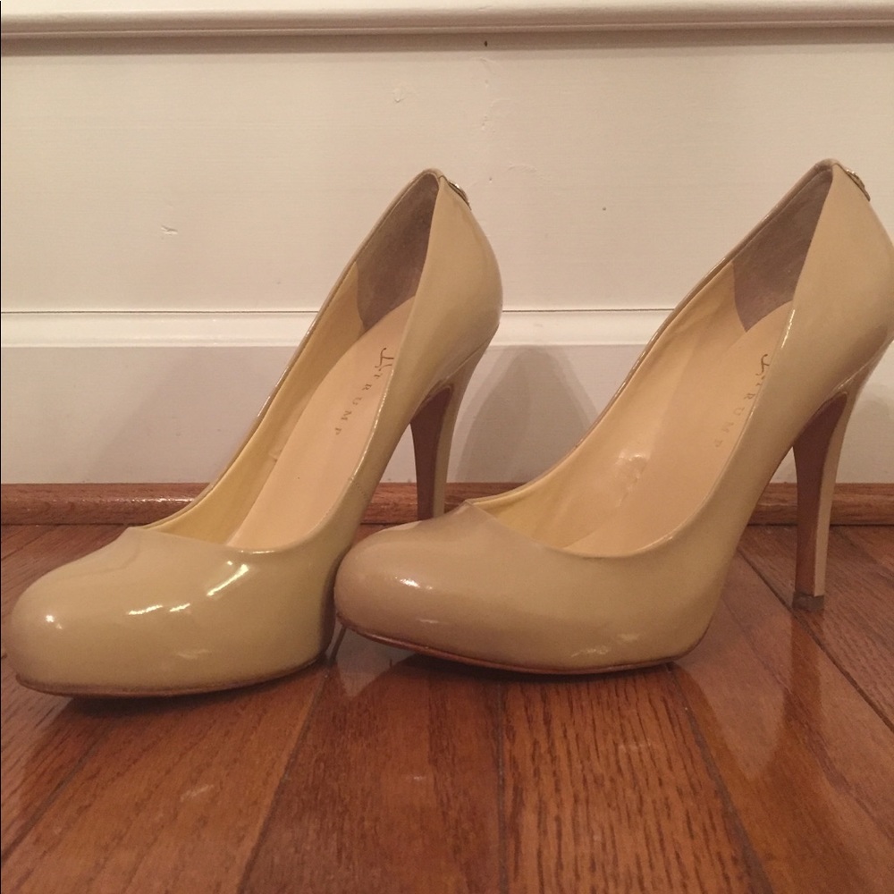 Ivanka Trump nude patent leather pumps size 8m