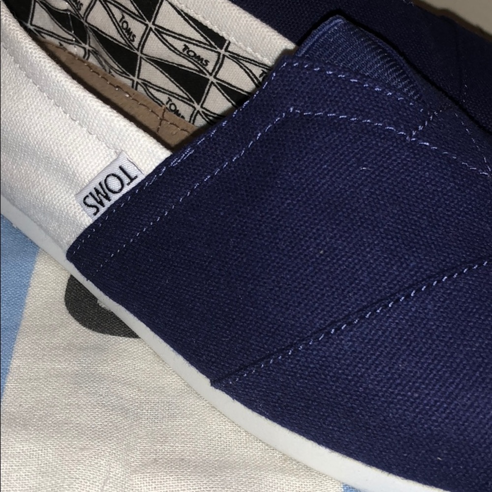Brand New TOMS