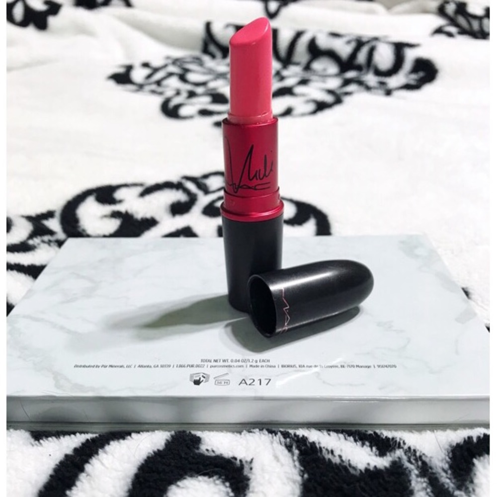 ❗️2 HOUR FLASH SALE❗️Mac lipstick.