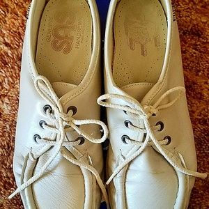 SAS woman's Oxford shoes barely worn