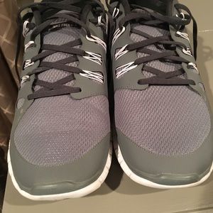 Like new size 13 Nike Men’s tennis shoes, 5.0 gray