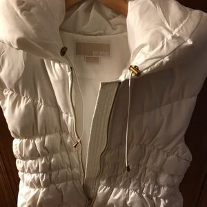 🧚🏾‍♀️SOLD🧚🏾‍♀️White Down Faux hooded Vest