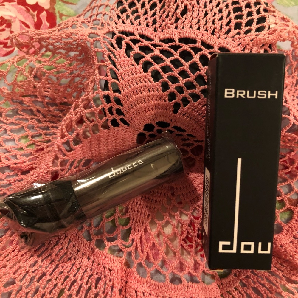 SOLD****doucce Kabuki blush brush NEW & Sealed