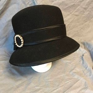 VTG pillbox hat with Faux Pearl accent