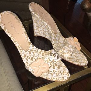 BCBG wedge heels 👠