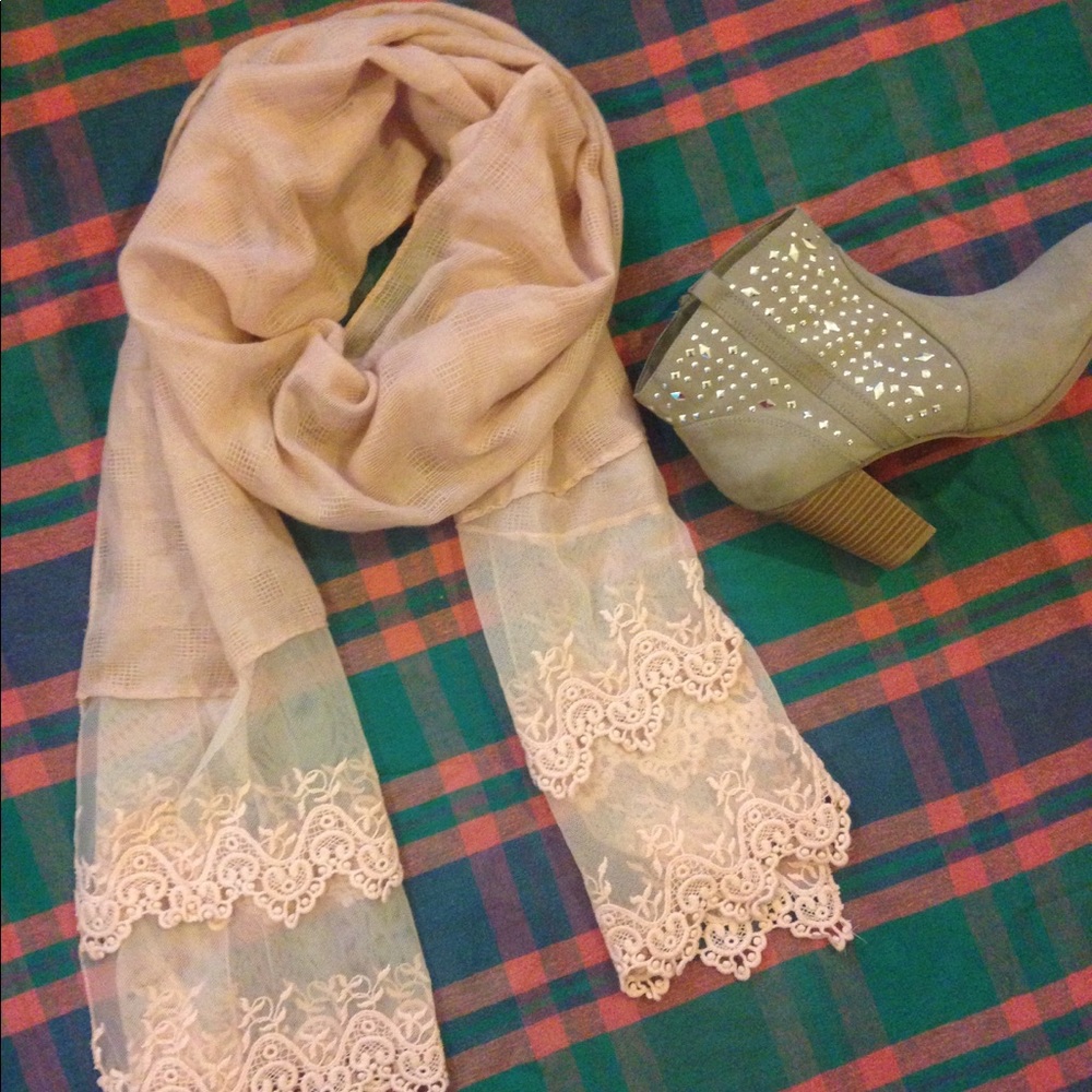 Light pink crochet scarf