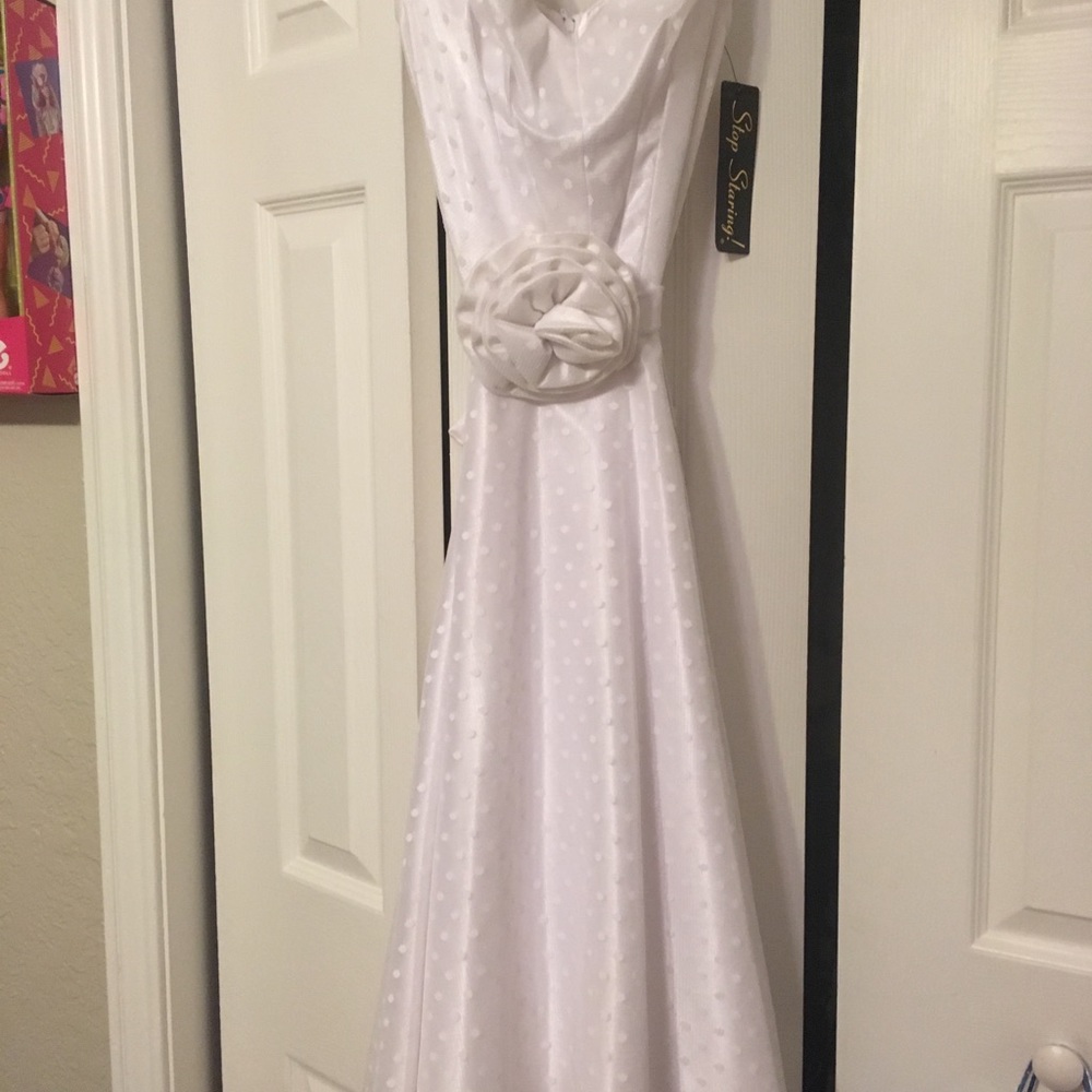 Elegant white polka dot stop staring dress!