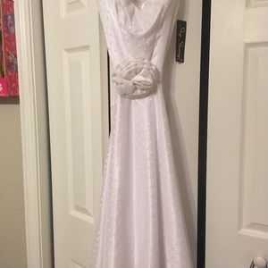 Elegant white polka dot stop staring dress!